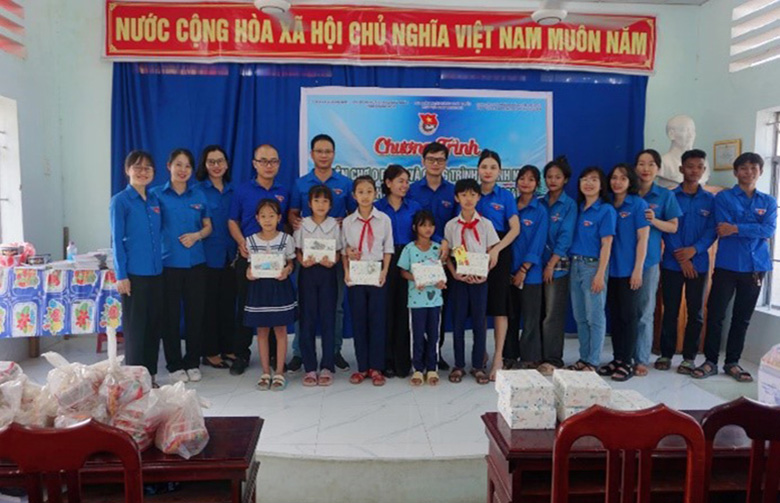 Chương trình “Phiên chợ 0 đồng” và trao tặng công trình thanh niên “Tủ sách thanh thiếu nhi” nhân kỷ niệm 93 năm ngày thành lập Đoàn TNCS Hồ Chí Minh (26/3/1931 – 26/3/2024)
