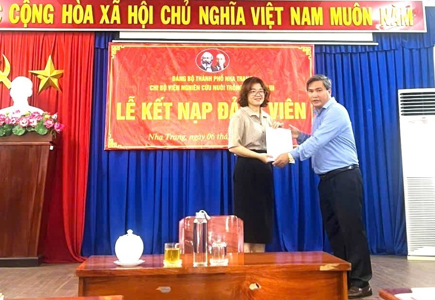 Lễ kết nạp đảng viên mới tại Viện Nghiên cứu Nuôi trồng thủy sản III