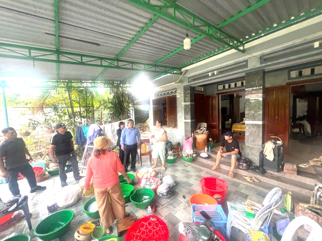 Thăm và trao quà cho viên chức, lao động của Viện Nghiên cứu Nuôi trồng thuỷ sản III bị thiệt hại do đợt lũ lụt vừa qua