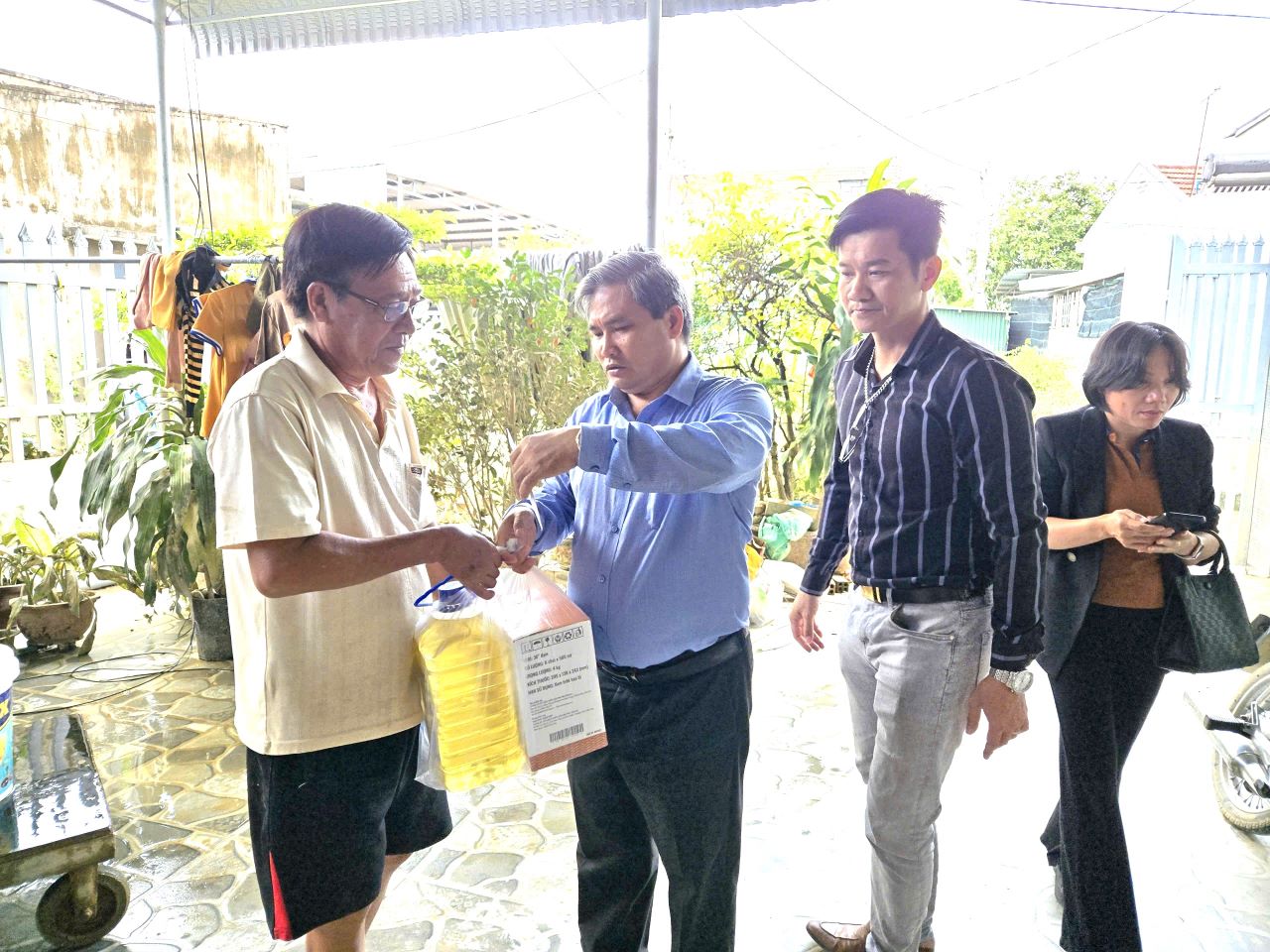 Thăm và trao quà cho viên chức, lao động của Viện Nghiên cứu Nuôi trồng thuỷ sản III bị thiệt hại do đợt lũ lụt vừa qua