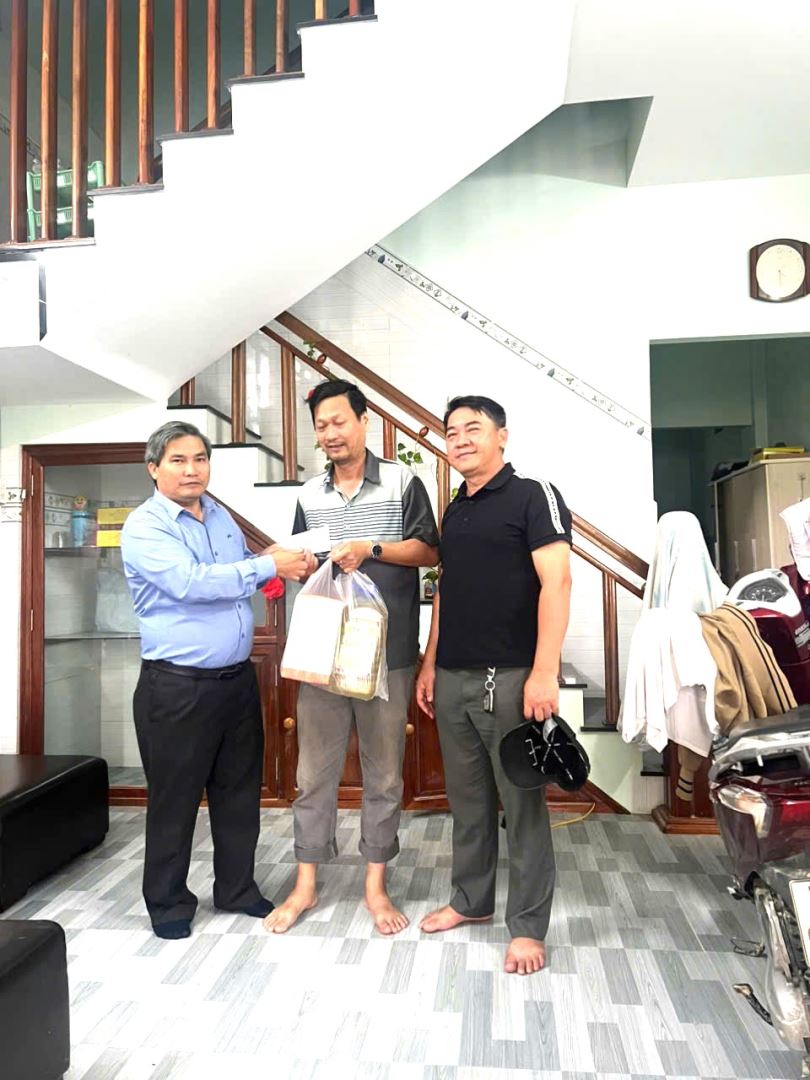 Thăm và trao quà cho viên chức, lao động của Viện Nghiên cứu Nuôi trồng thuỷ sản III bị thiệt hại do đợt lũ lụt vừa qua