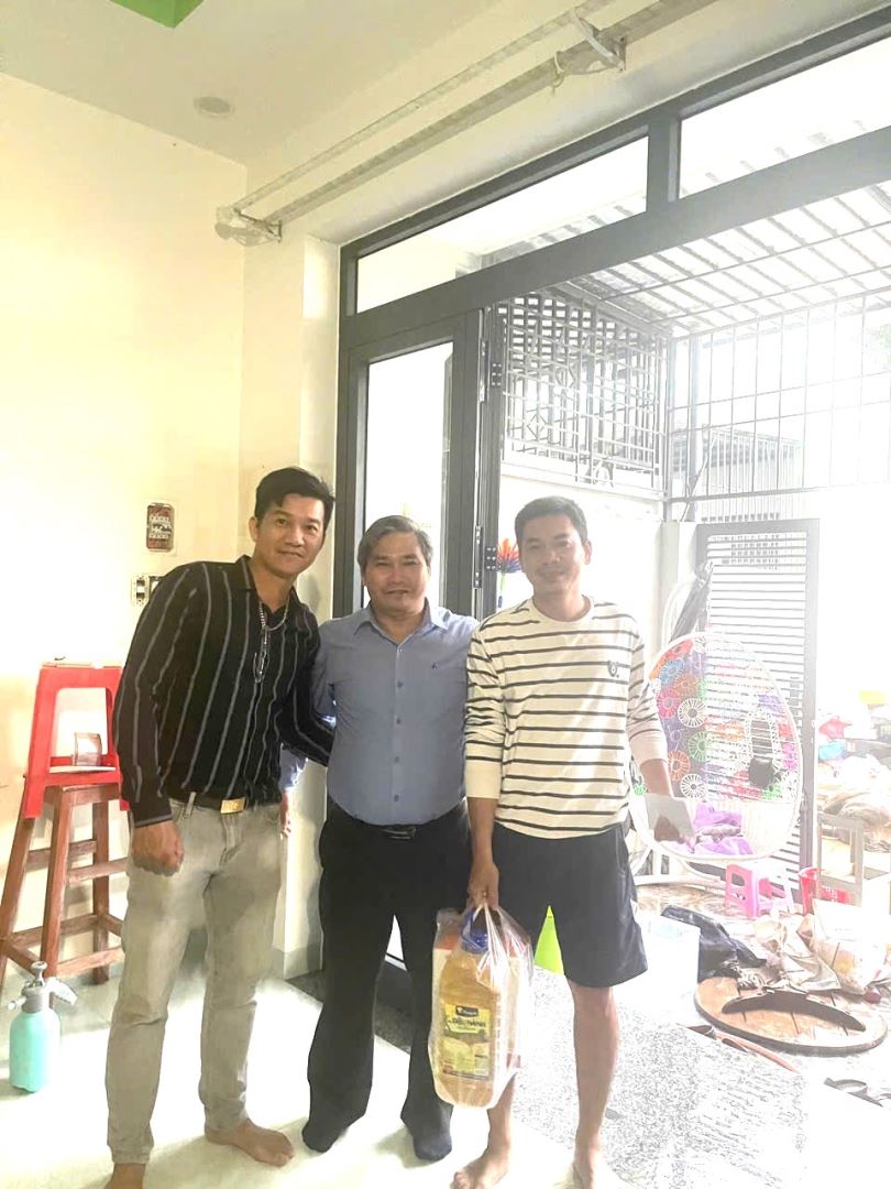 Thăm và trao quà cho viên chức, lao động của Viện Nghiên cứu Nuôi trồng thuỷ sản III bị thiệt hại do đợt lũ lụt vừa qua