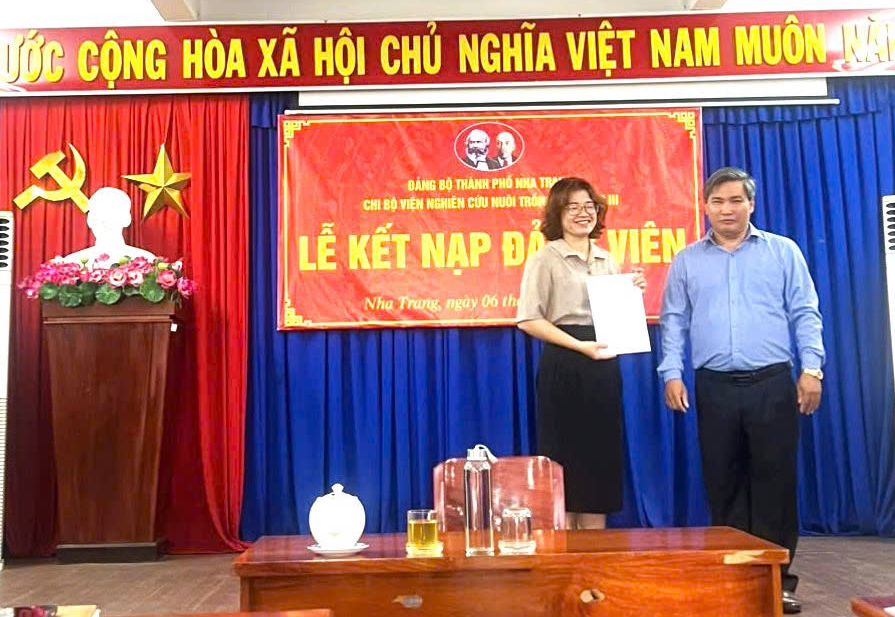 Lễ kết nạp đảng viên mới tại Viện Nghiên cứu Nuôi trồng thủy sản III