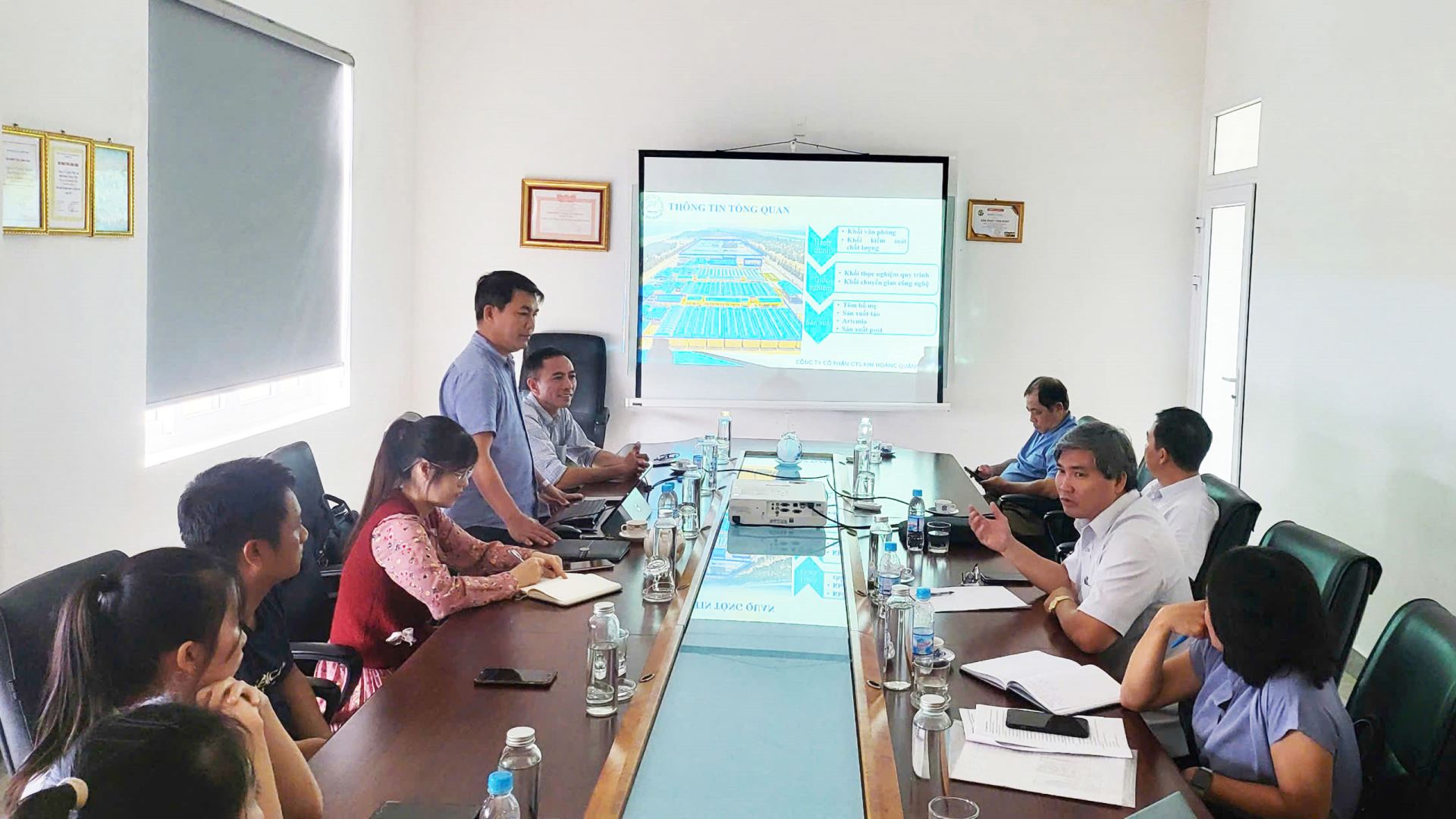 Ký kết hợp tác hỗ trợ sản xuất giống và nuôi thương phẩm giun nhiều tơ với Công ty Kim Hoàng Quảng Nam