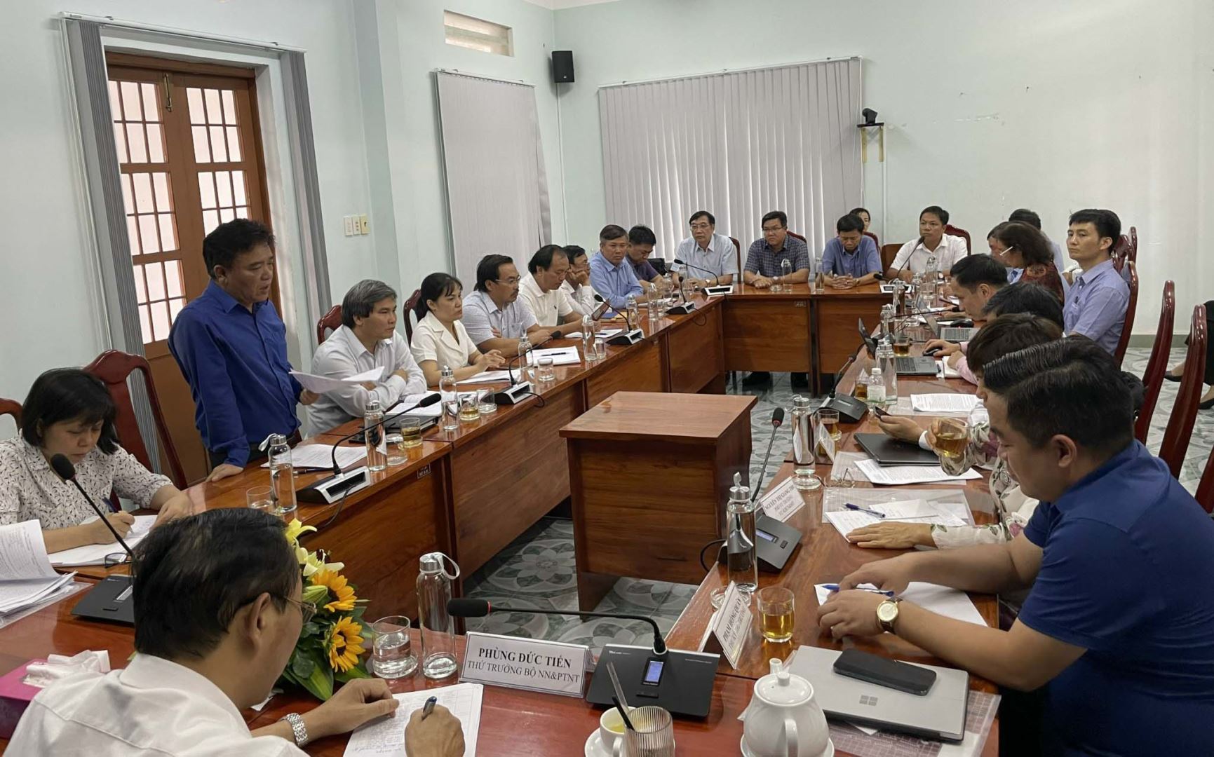 THỨ TRƯỞNG BỘ NÔNG NGHIỆP VÀ PHÁT TRIỂN NÔNG THÔN PHÙNG ĐỨC TIẾN ĐẾN THĂM VÀ LÀM VIỆC TẠI VIỆN NGHIÊN CỨU NUÔI TRỒNG THỦY SẢN III