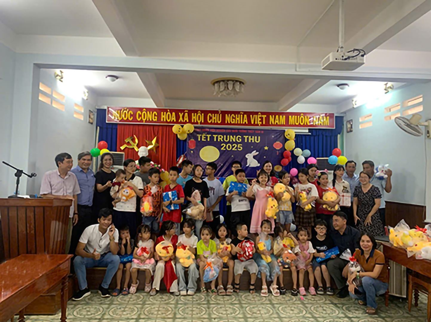 Tổ chức ngày hội “Vui Tết Trung thu” năm 2025 cho các cháu thiếu niên, nhi đống của Viện Nghiên cứu Nuôi trồng thủy sản III