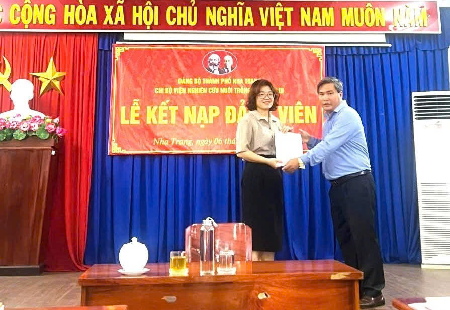 Lễ kết nạp đảng viên mới tại Viện Nghiên cứu Nuôi trồng thủy sản III