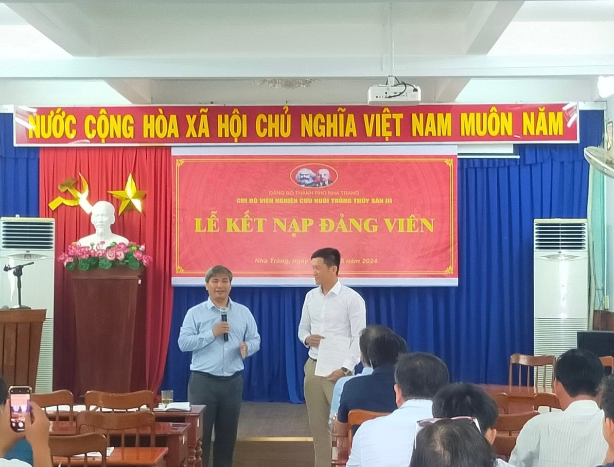 Tổ chức lễ kết nạp Đảng viên mới